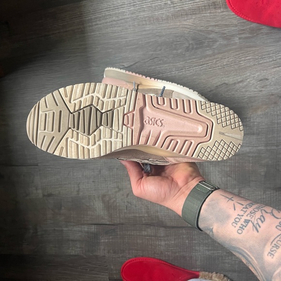 ASICS - Picture 4 of 5